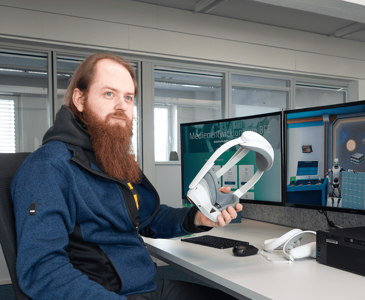 Tim Kapuschinski vom Bereich Digitale Lernmedien präsentiert die VR-Anwendung für Photovoltaik-Training