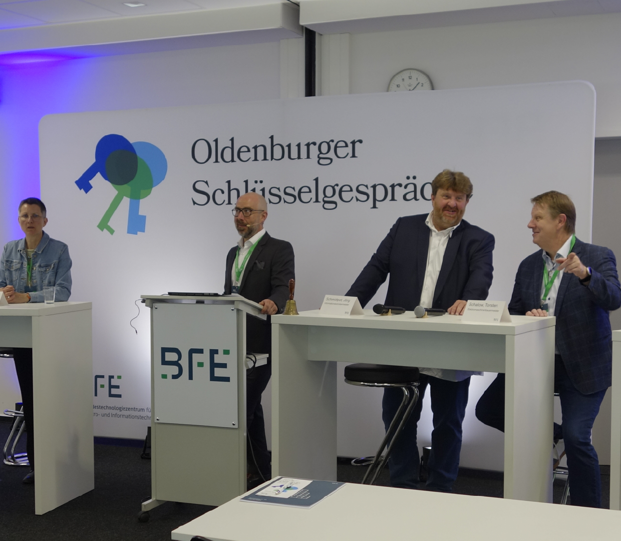 Podiumsdiskussion der „Oldenburger Schlüsselgespräche“ im Bundestechnologiezentrum für Elektro- und Informationstechnik (BFE). Fünf Referenten und ein Moderator sitzen auf einer Bühne an Stehtischen und diskutieren.