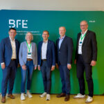 Gruppenfoto des neu gewählten Vorstands des Bundestechnologiezentrums für Elektro- und Informationstechnik (BFE) mit Dieter Meyer als erstem Vorsitzenden und Stefanie Seyfarth als neuem Vorstandsmitglied.