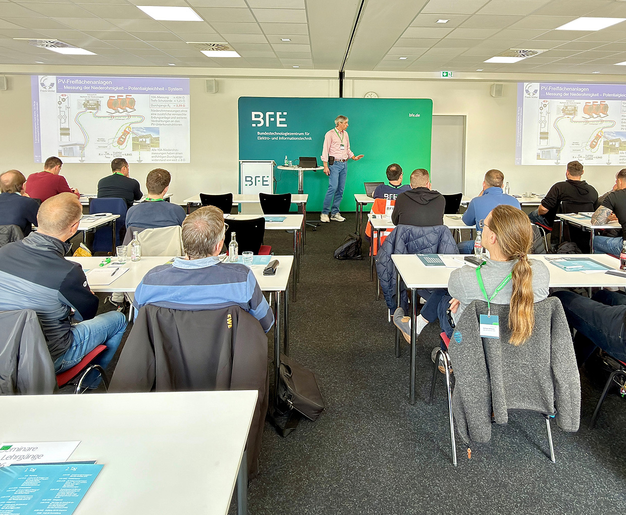 Teilnehmer hören einem Vortrag bei der BFE-Fachtagung Photovoltaik im Mittelpunkt zu.