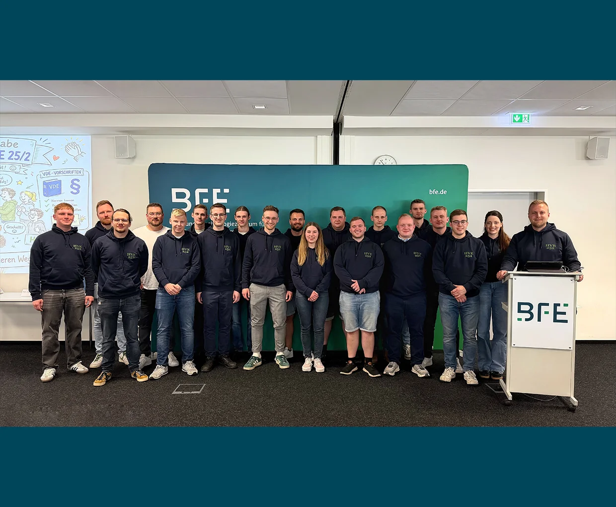Gruppenfoto der verabschiedeten Meisterklasse am BFE Oldenburg mit Absolventen des Lehrgangs Energie- und Gebäudetechnik.